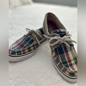 Women’s Sperry size 9M.